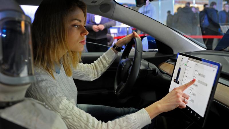 Car industry told to dial back use of touchscreens